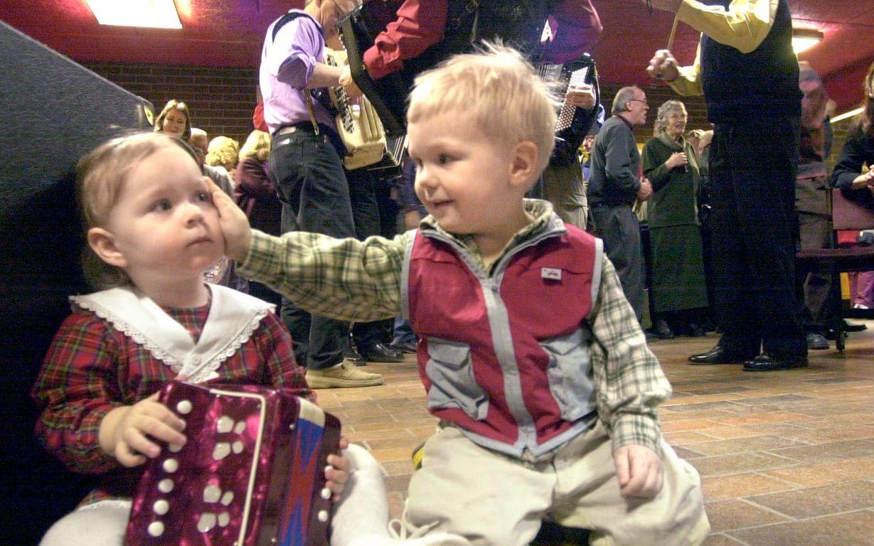 2002 Gammal som ung deltog, bl a Lisa Wenerklang  1,5 år från Vänersborg som tar sig ton. Vilket uppskattades av exempelvis spelemannen Isac Johansson, 3 år, från Tidaholm.