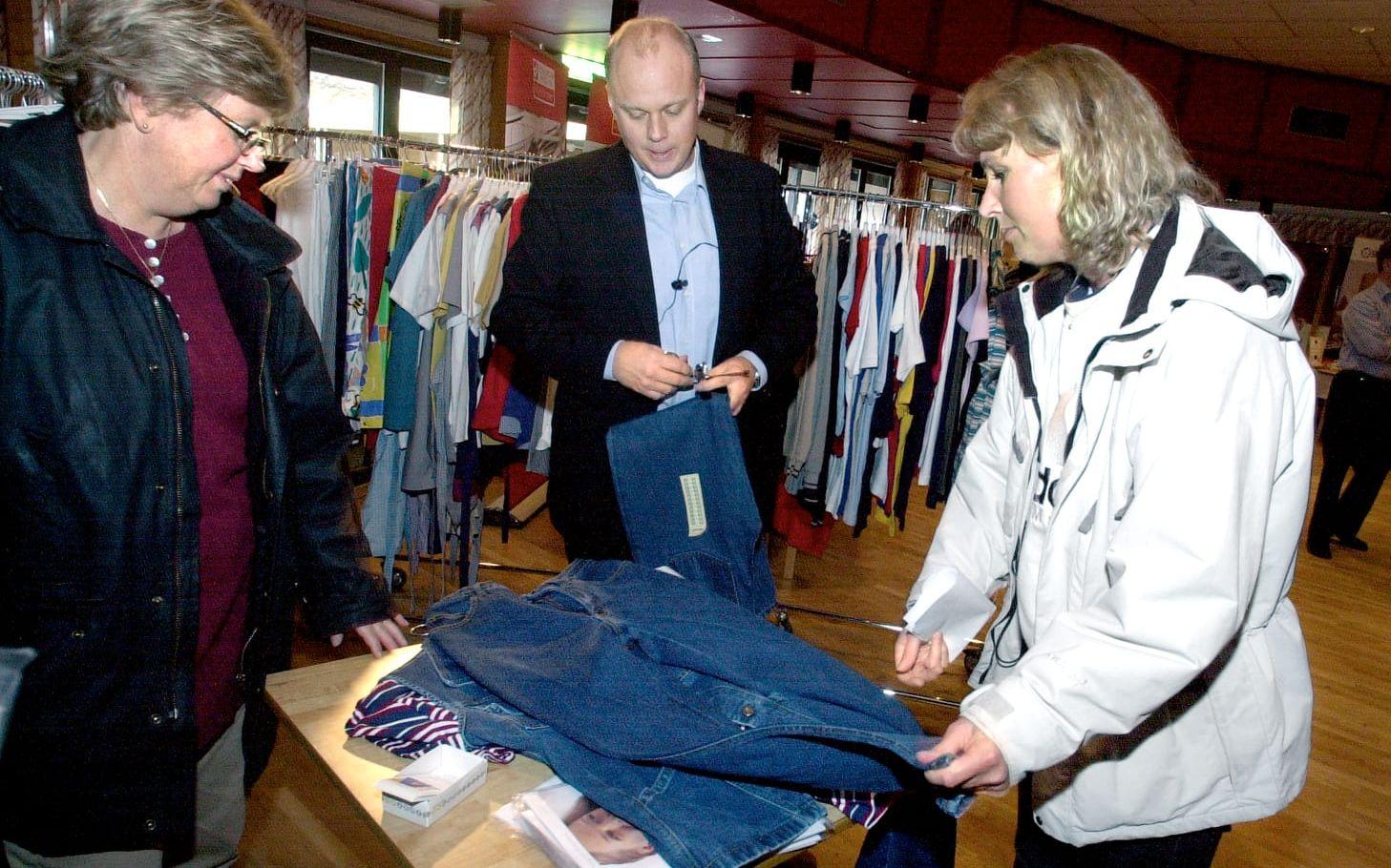 2003 Mat- och städmässa på Folkets park. Johan Friberg visar städkläder för Yvonne Polhem och Anette Niklasson. 