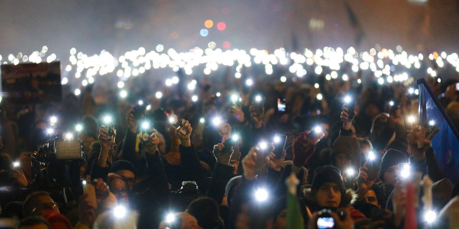 Demonstranterna lyste med sina mobiler under manifestationen i Budapest.
