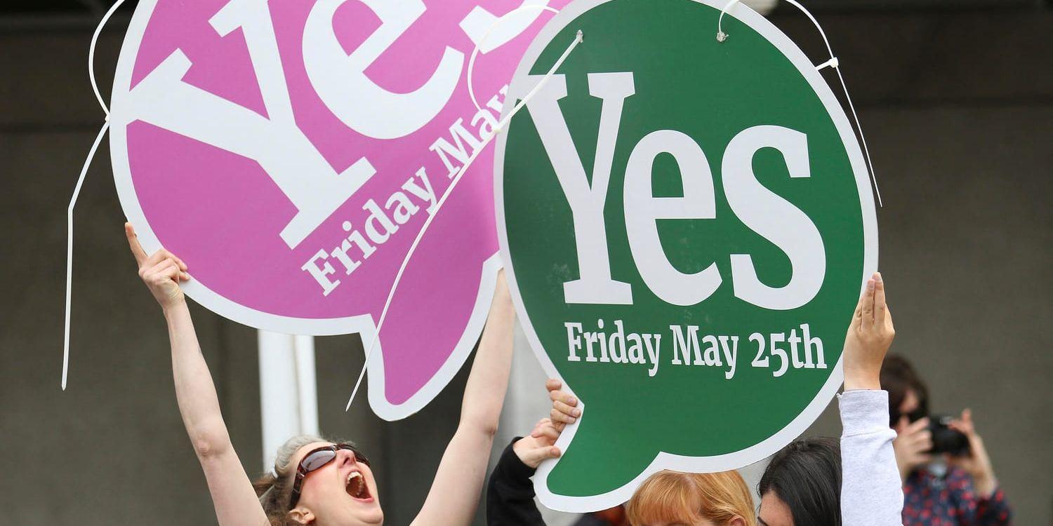 Personer som stödde ja-kampanjen firar efter segern i folkomröstningen i maj. Nu har parlamentet i Irland antagit en lag som tillåter abort. Arkivbild