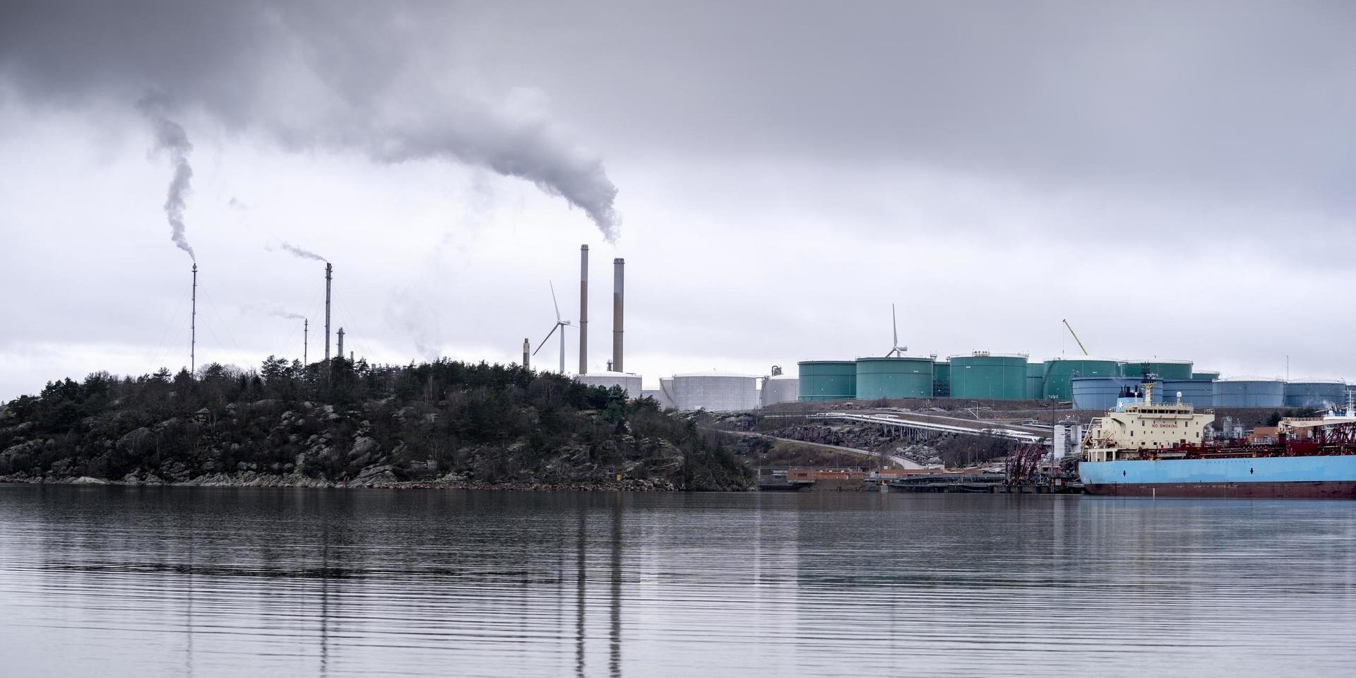 Mark- och miljööverdomstolen anser att Preems oljeraffinaderi i Lysekil bör få nytt miljötillstånd. Arkivbild.