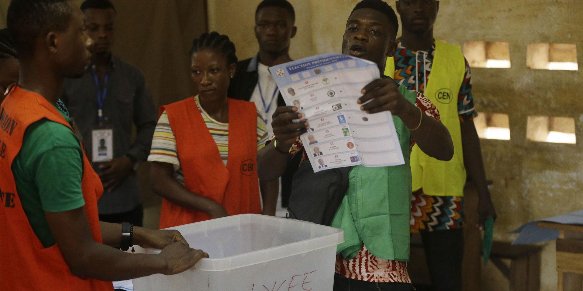Rösträkning vid en vallokal i Lome i Togo. 