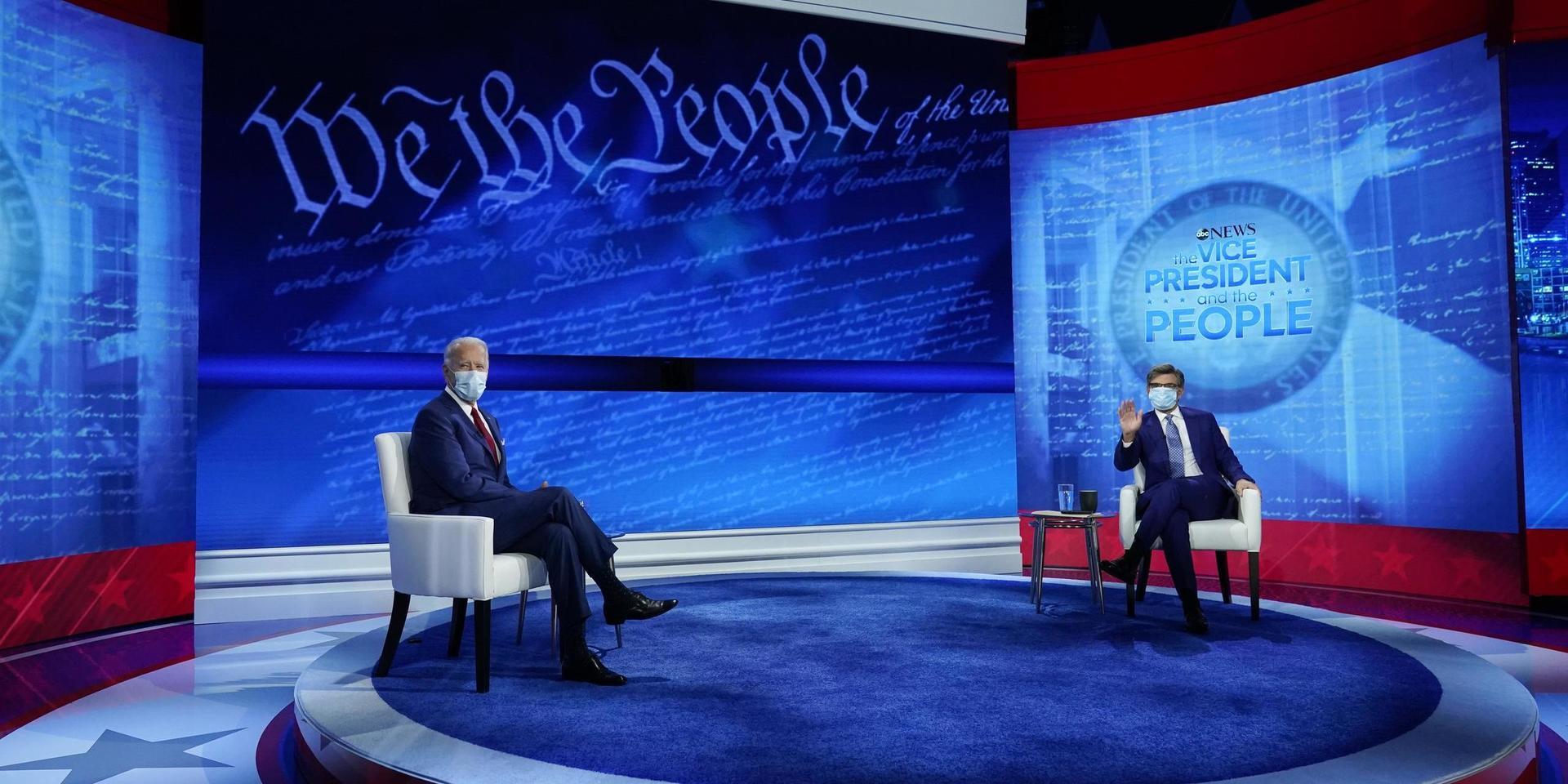 Demokraternas presidentkandidat Joe Biden i ABC:s utfrågning, med samtalsledaren George Stephanopoulos till höger.