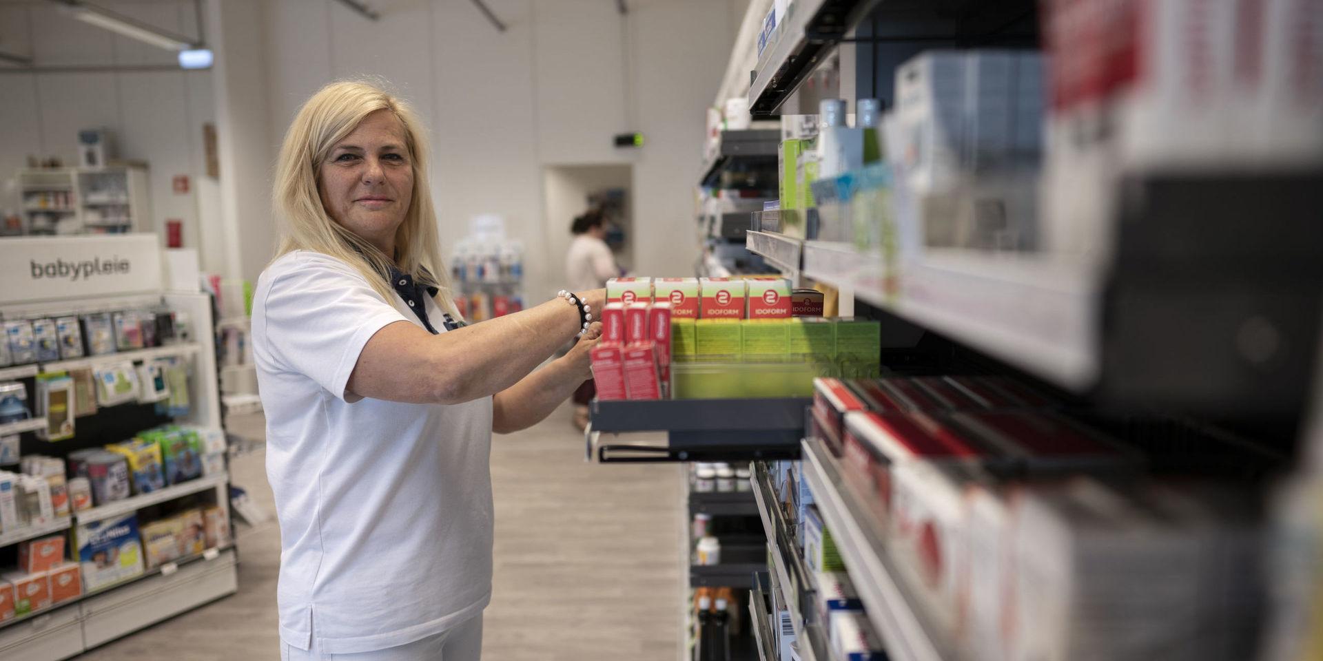 'Det finns en osynlig mur mitt på gränsbron. Det känns för mig som Öst- och Västtyskland', suckar Belinda Klicline Abbott som tvingas jobba extra på apotek för att rädda sitt företag.