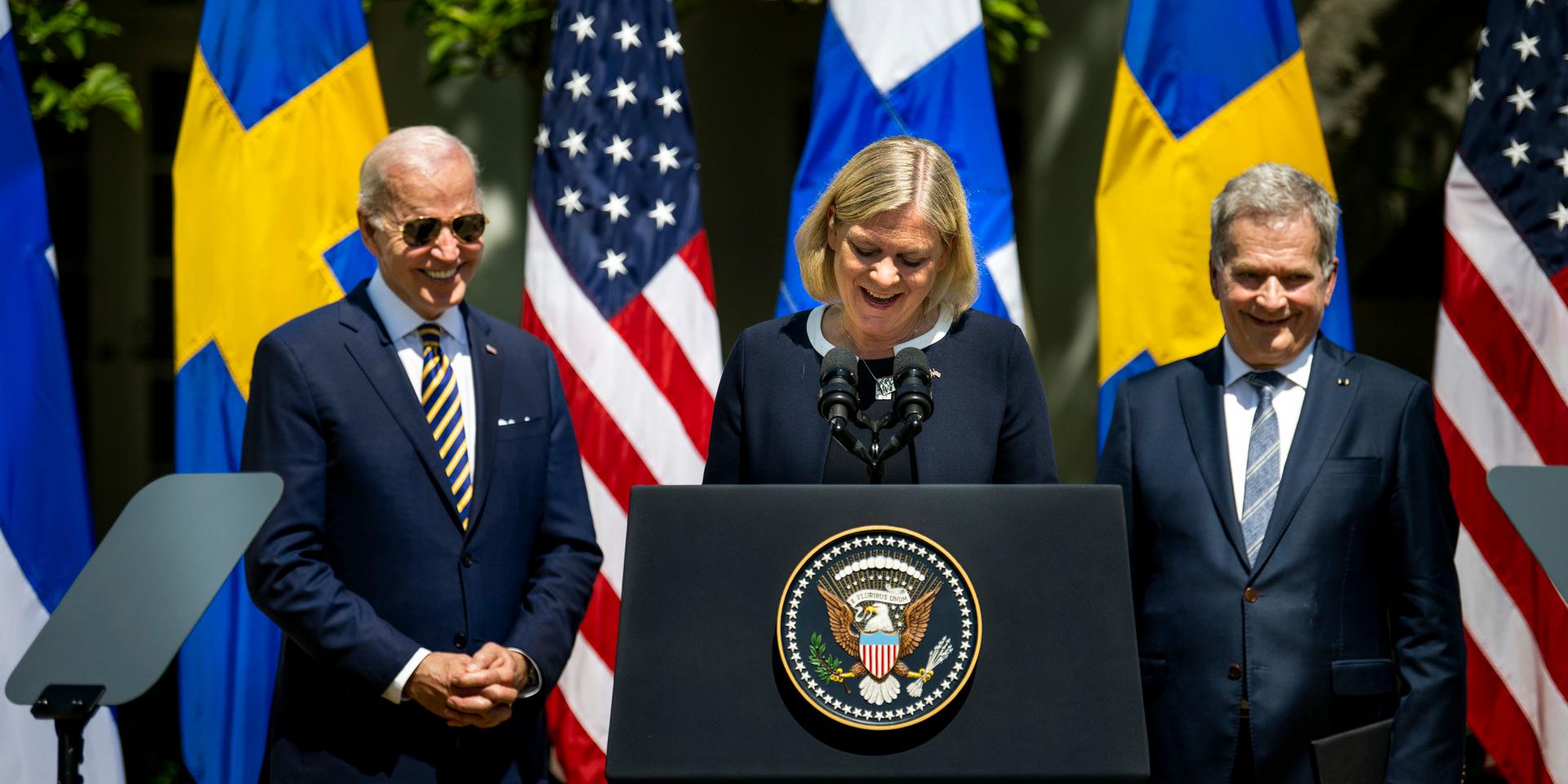 USA:s president Joe Biden och hans finländske kollega Sauli Niinistö lyssnar på statsminister Magdalena Andersson. Bilden togs i Vita Husets rosenträdgård i torsdags.