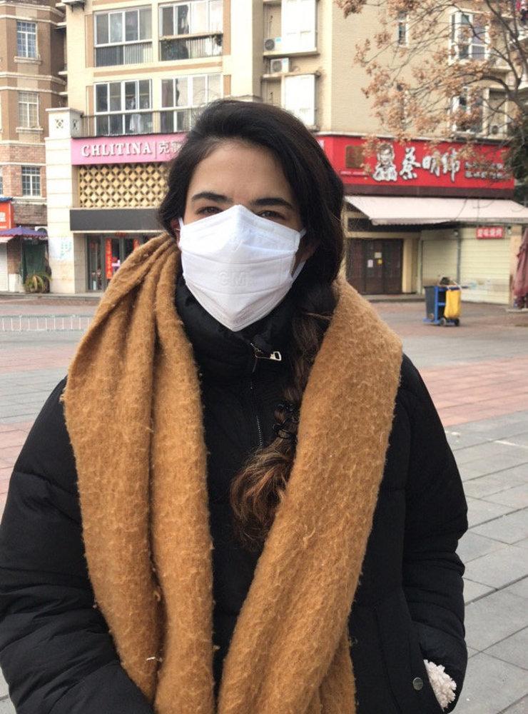 Angelica Kristiansson Herrera bär både plasthandskar och munskydd när hon rör sig utomhus. 
