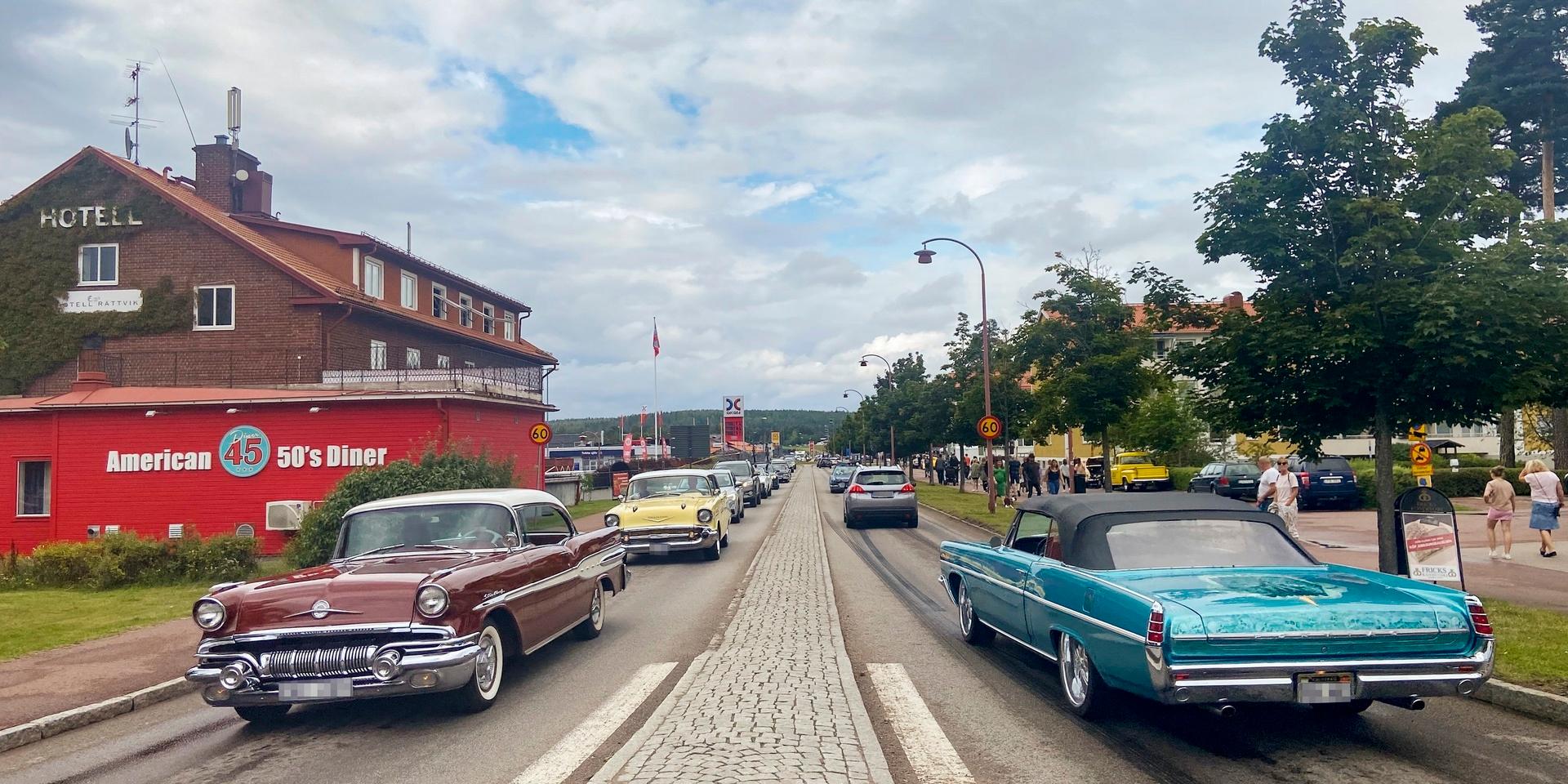 I Rättvik har många fordon samlats trots att årets Classic car week ställts in. På lördagen var det lång bilkö genom centrala delarna av Rättvik.