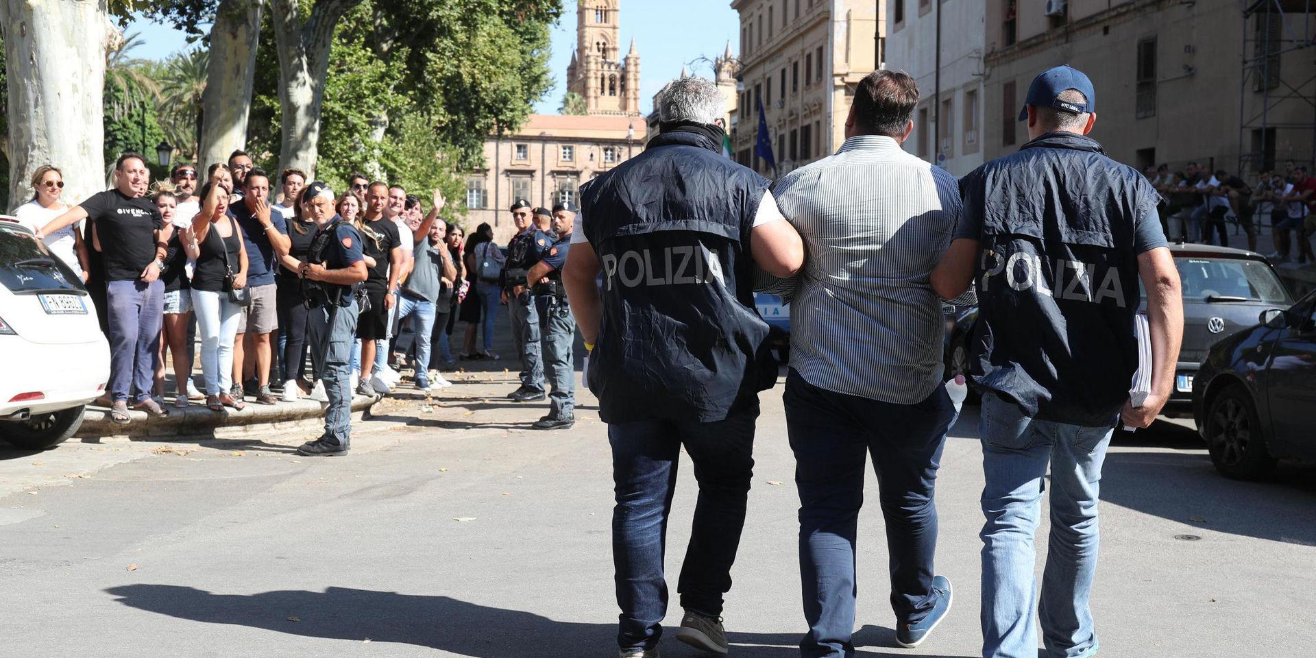 En av de 19 gripna förs till häkte i Palermo i södra Italien. Italiensk polis och amerikanska FBI har i en samordnad razzia slagit till mot sicilianska maffian Cosa nostra.