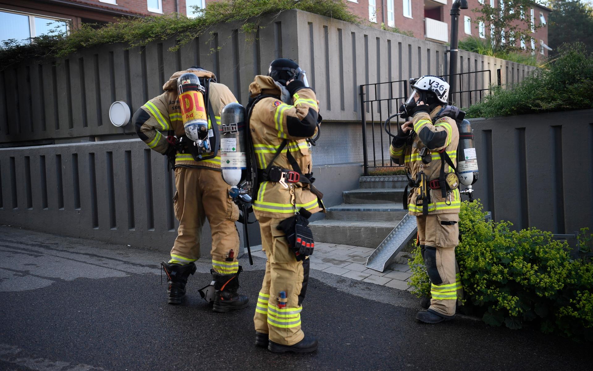 En stor insats från räddningstjänsten släckte under tisdagsmorgonen en brand i ett parkeringsgarage i Lundby.