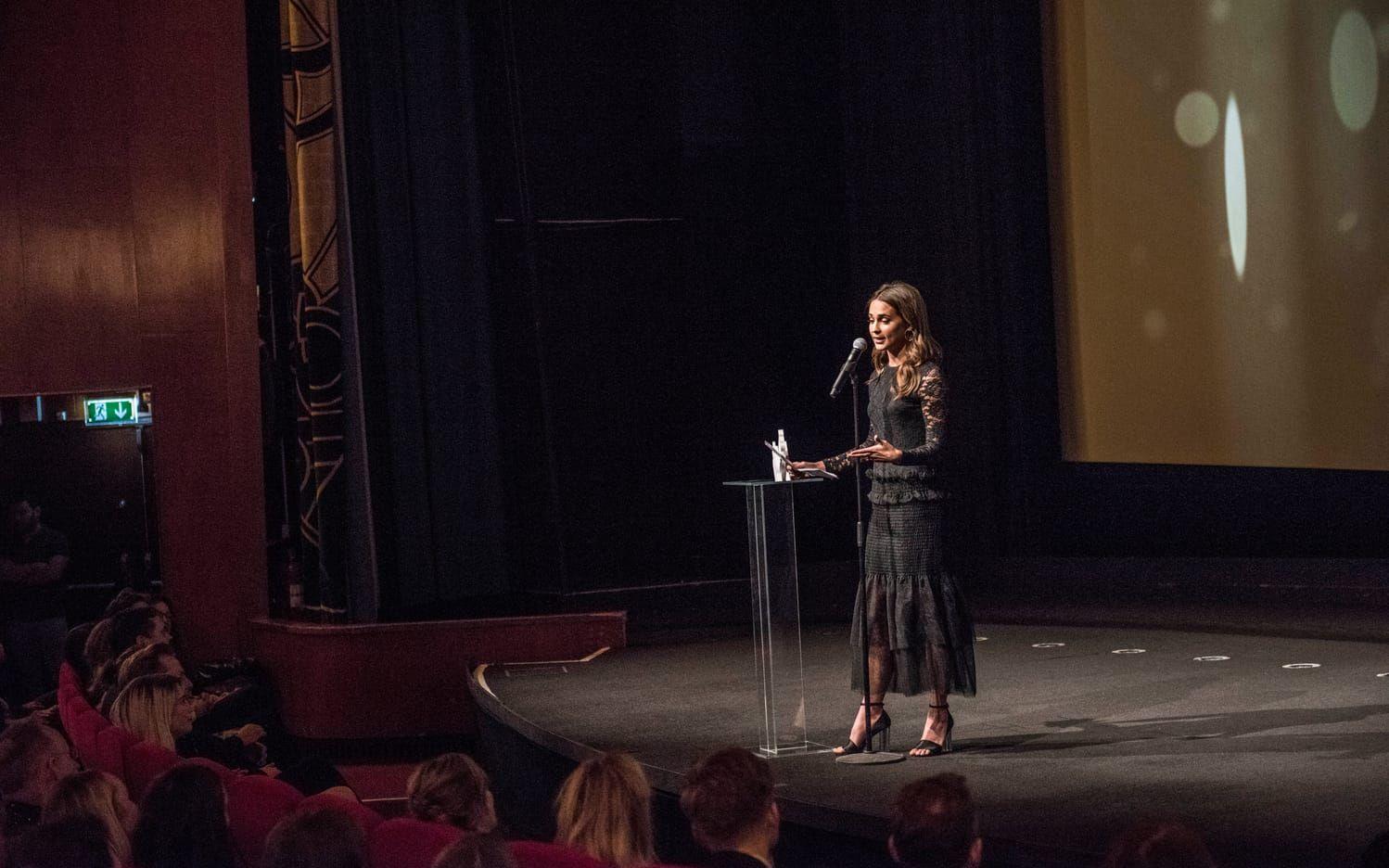 Alicia Vikander mottar Nordic Honorary Dragon Award på Göteborgs filmfestival.