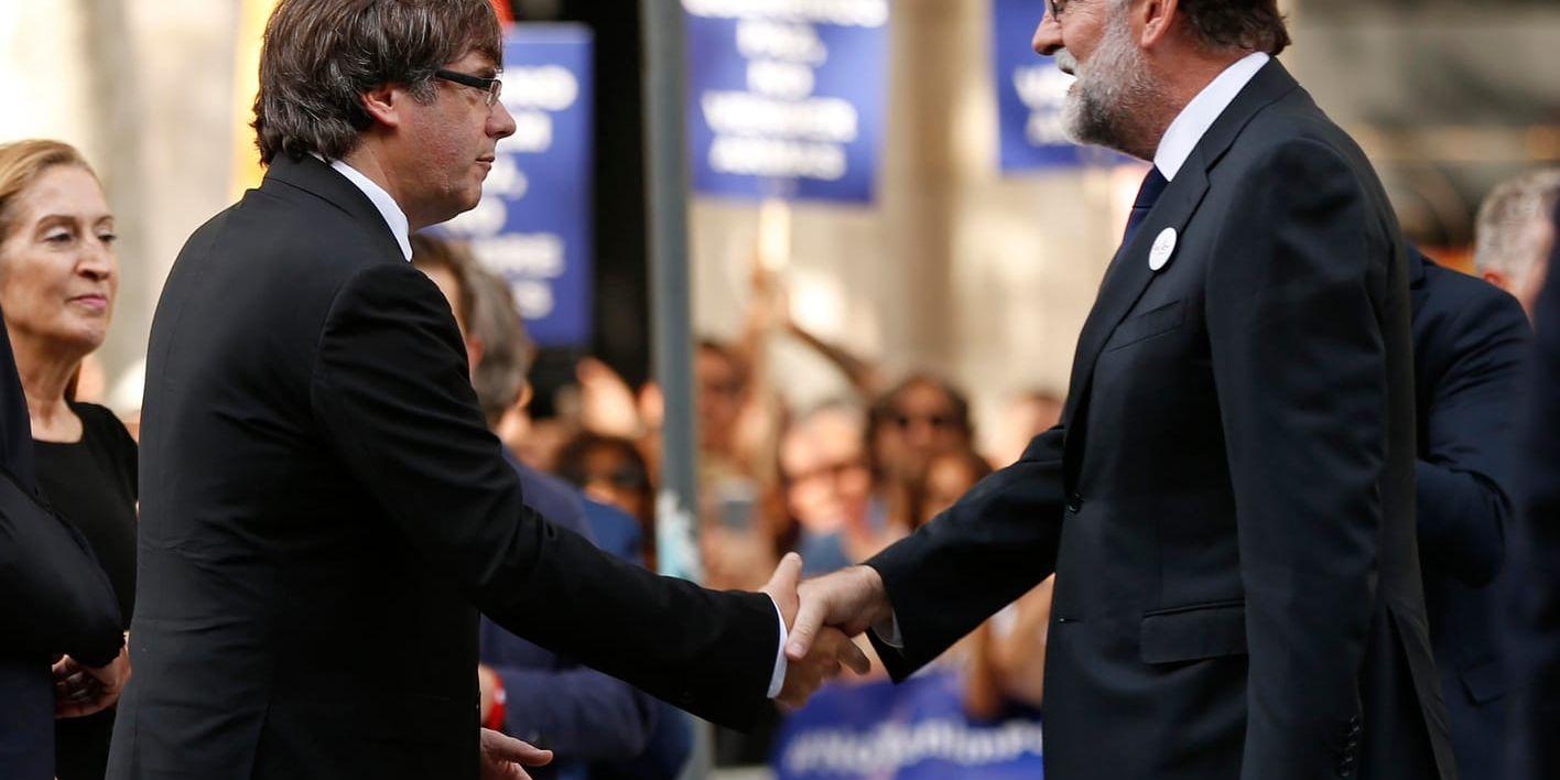 Carles Puigdemont och Mariano Rajoy skakar hand sommaren 2017, några månader innan de hamnade på kollisionskurs angående folkomröstningen om katalansk självständighet. Arkivbild.