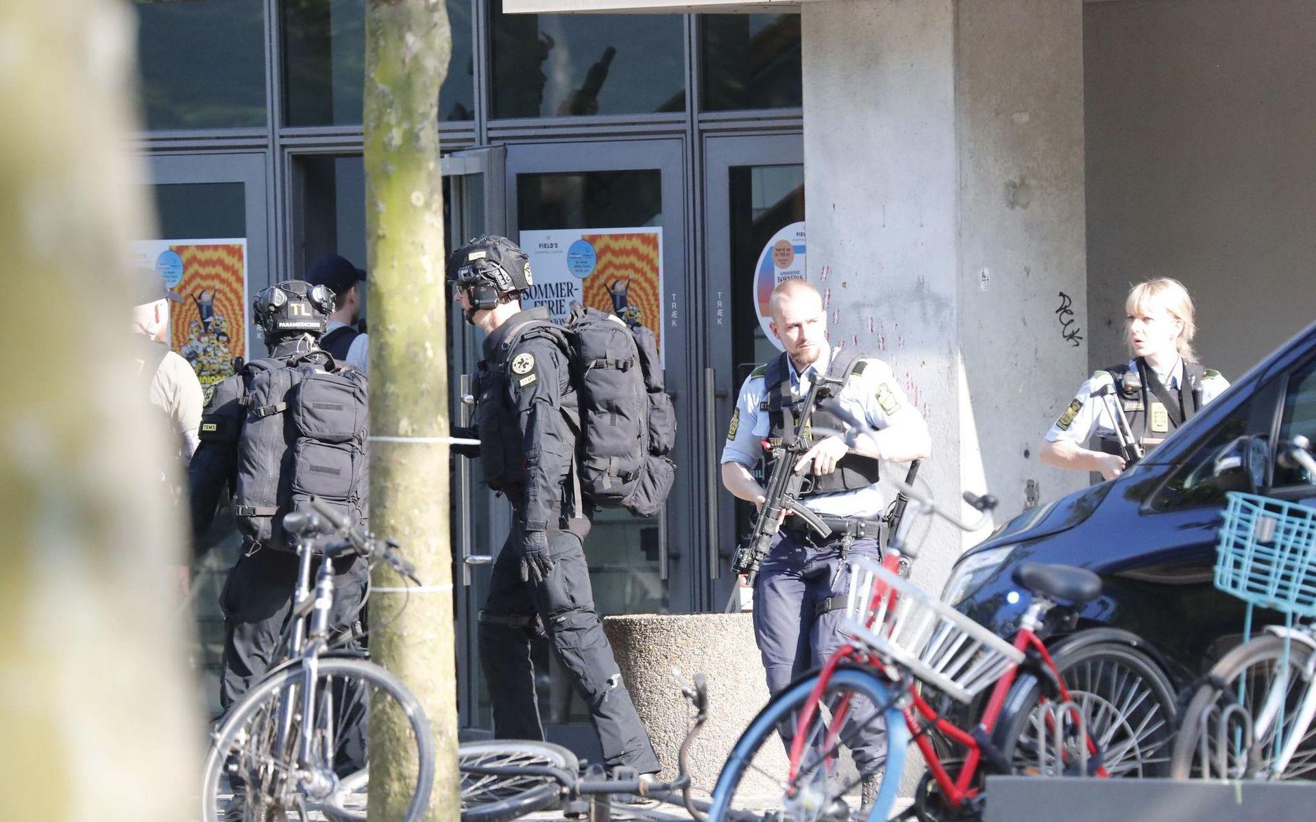 Tungt beväpnad polis utanför köpcentrumet i Köpenhamn.