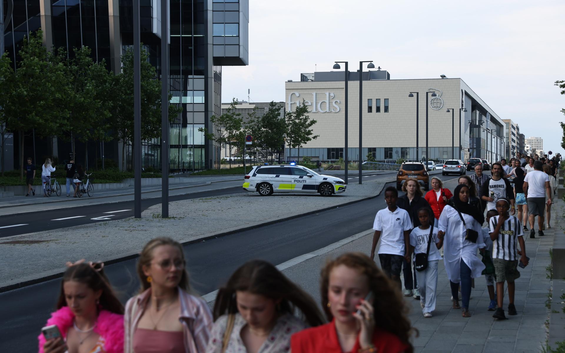 Flera danska medier vittnar om att människor flytt från köpcentrumet efter en skottlossning.