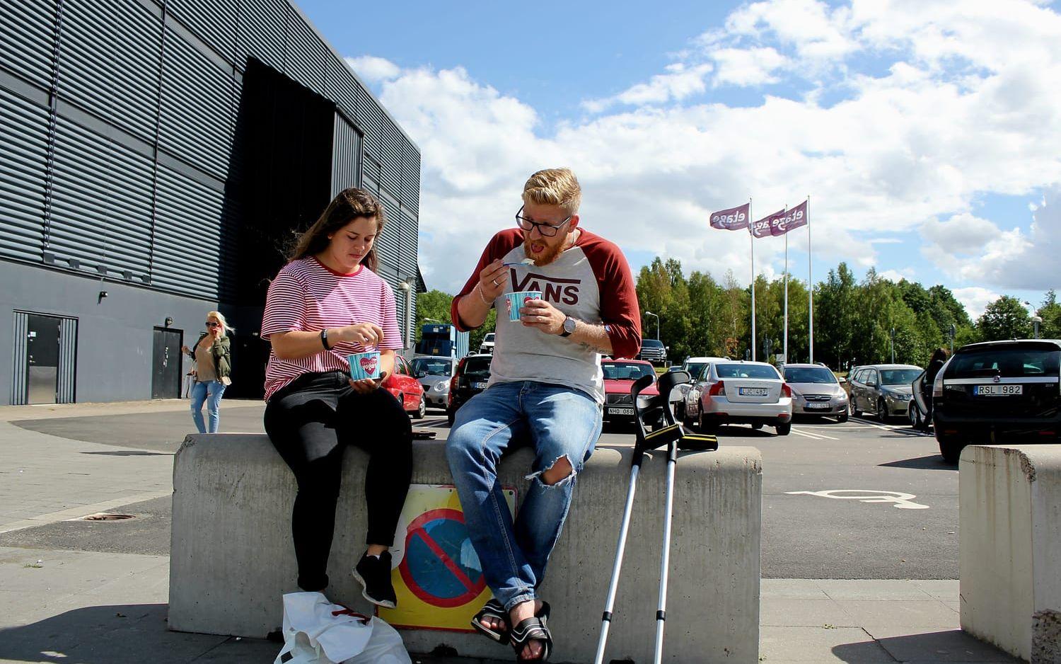 Ellen Pettersson och Kim Bäck passar på att äta lite frozen yoghurt när solen tittade fram.