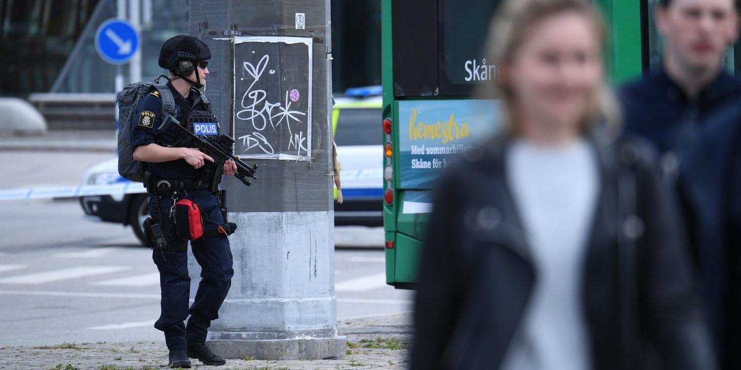 En man har blivit skjuten av polis på Malmö centralstation. Stationen har utrymts och det nationella bombskyddet är på platsen.