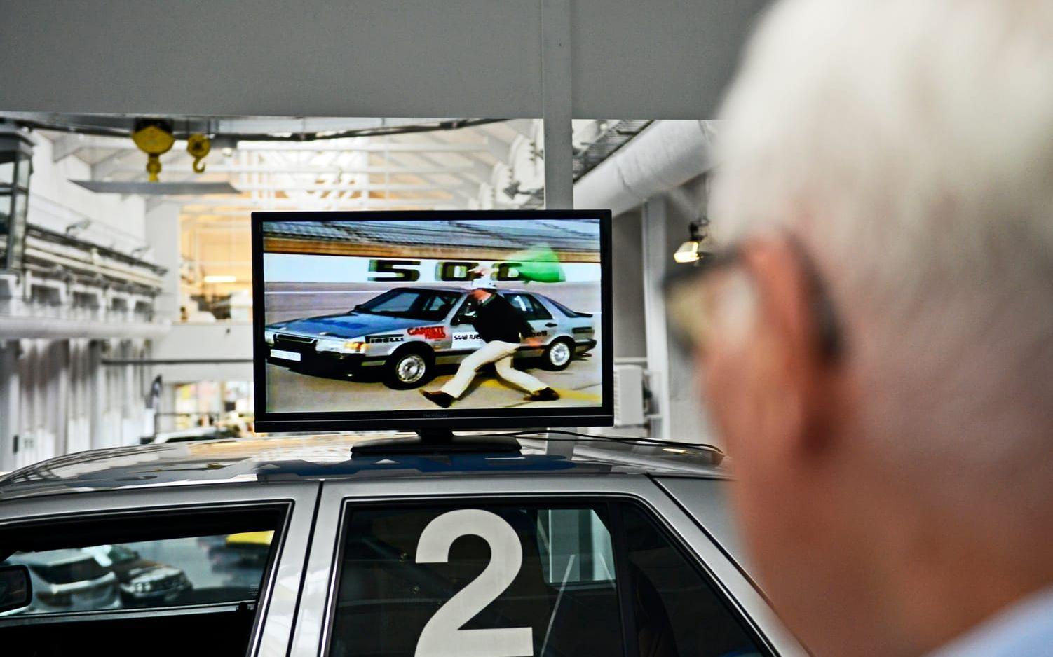 Olle Granlund ser filmen från 1986 och sekvensen där NASCAR:s chefskontrollant Les Richter vinkar igång The Long Run, uthållighetstestet där Saab satte två världsrekord. TTELA följde med Olle på en resa längs minnenas racingbana. Foto: Jonas Myrholm