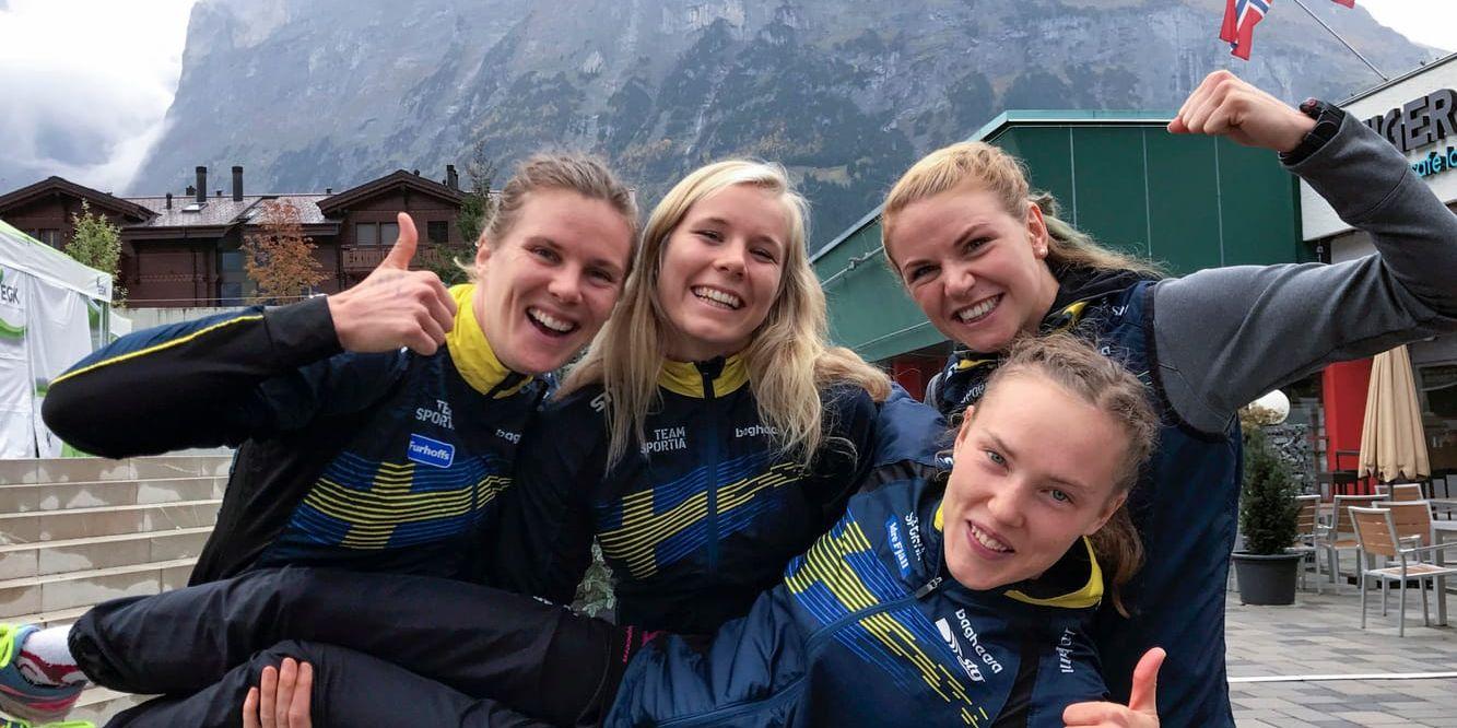 Landslagskollegorna Helena Jansson, stående till vänster, Sara Hagström, i mitten, och Karolin Ohlsson hyllar Tove Alexandersson, liggande, efter hennes fjärde raka totalseger i världscupen i orientering.