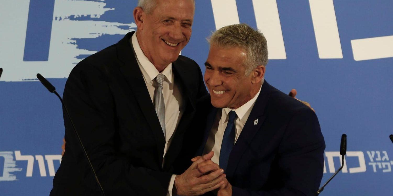 Benny Gantz och Yair Lapid har bildat en allians i opposition mot Benjamin Netanyahu. Här håller de om varandra när samarbetet tillkännagavs den 21 februari.
