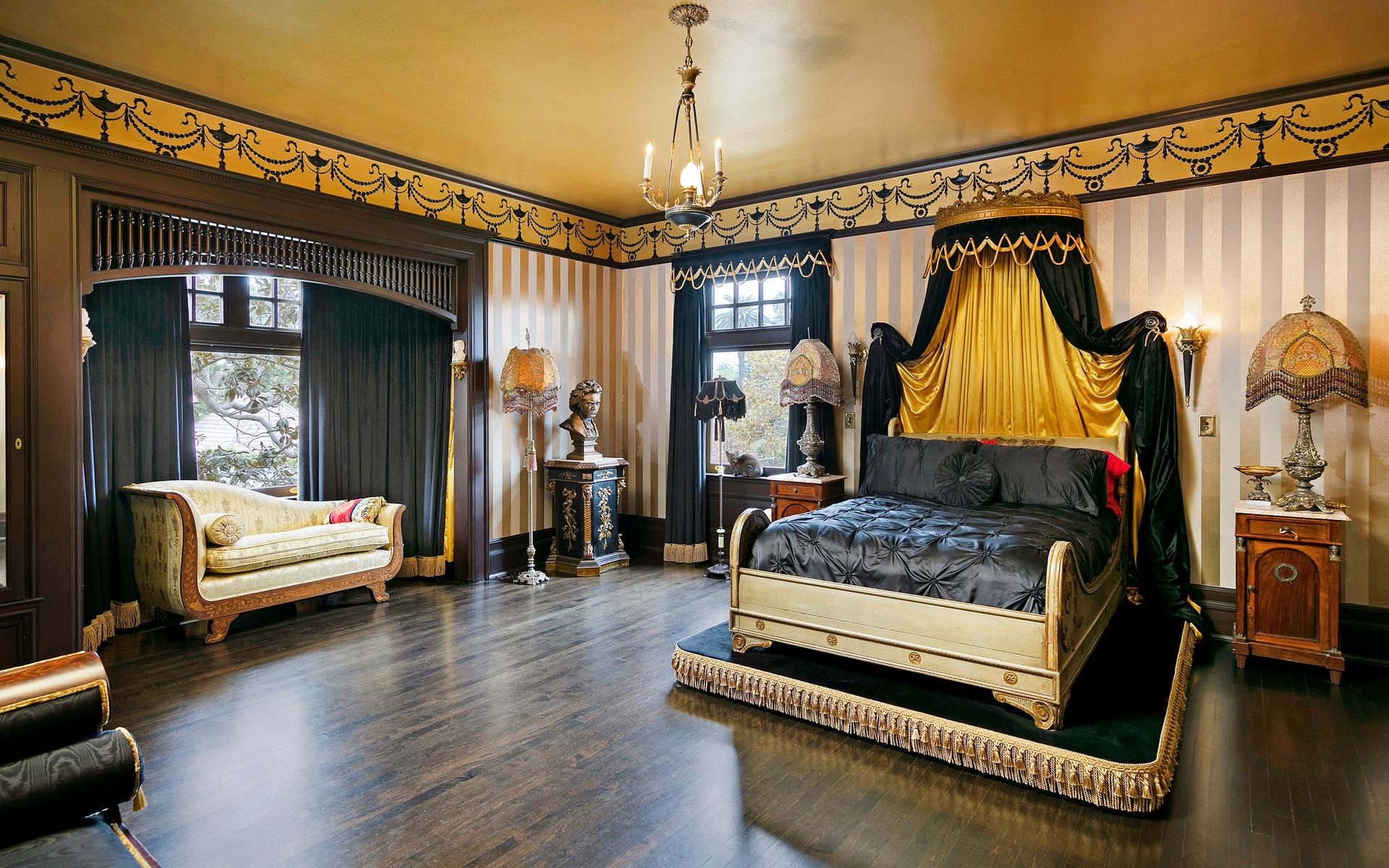 I bostaden finns det totalt 13 sovrum. Sängen ser ut att passa en kunglighet med sin gavel och sänghimmel.