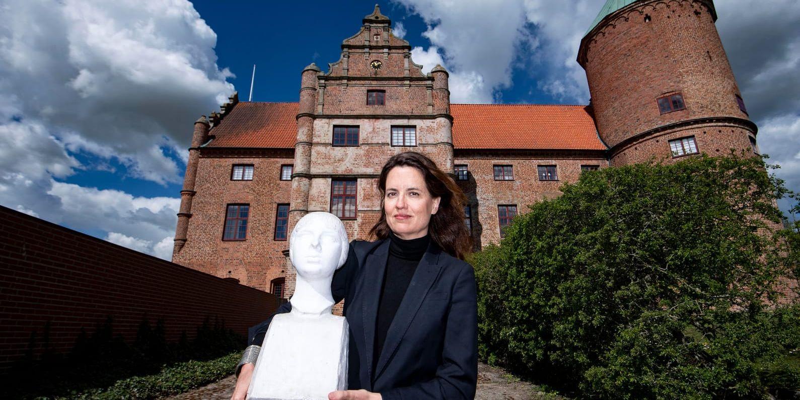 Utställningsproducent Alexandra von Schwerin med en byst av Ester Blenda Nordström. Den 24 maj öppnar utställningen om den banbrytande journalisten och författaren på Skarhults slott utanför Eslöv i Skåne.