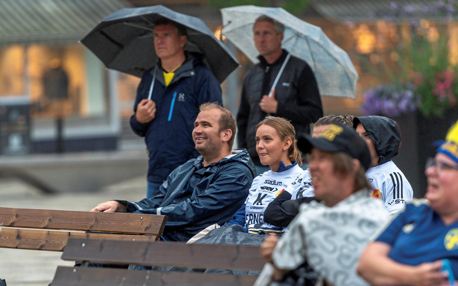 Fotbollsfest på Drottningtorget när Sverige spelar EM-kvartsfinal i fotboll under paraplyer.