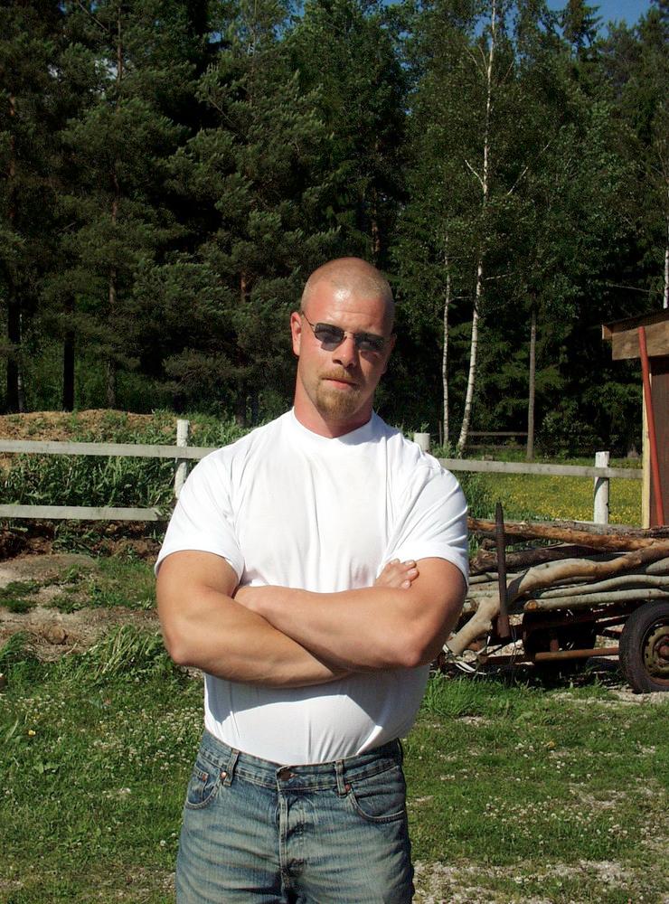 Roger Sterner från Mellerud ställer upp i Starke mannen på Kanalyran 2003. 