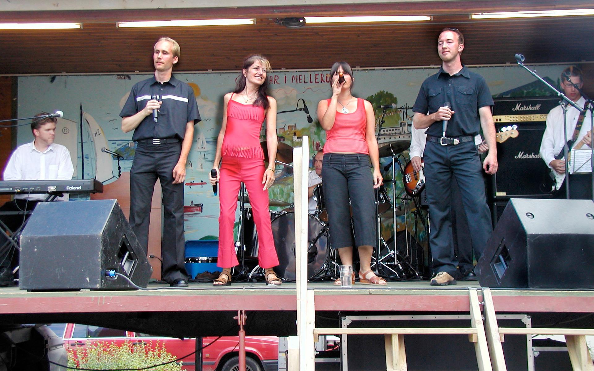 Showgruppen Scenario fick publiken  på Kanalyran i Mellerud att tända till ordentligt 2003. 