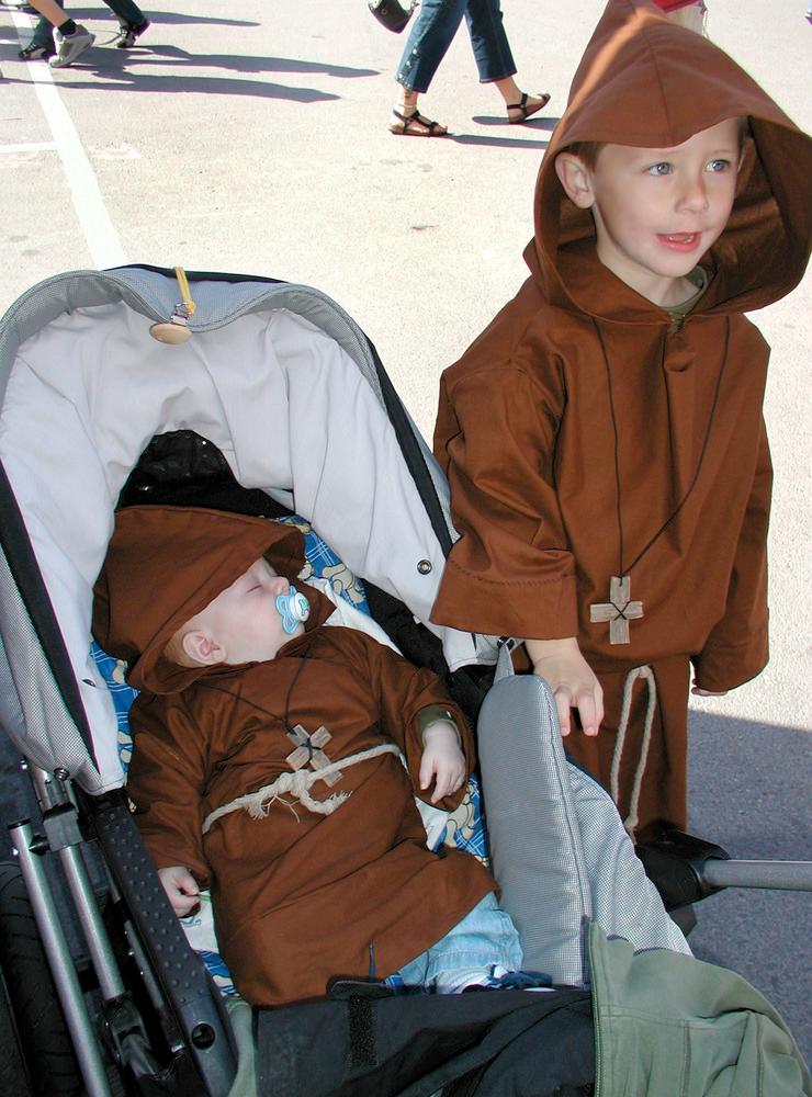 Foto från 2004. Bröderna Max 4 månader och Anton 4 år hade klätt ut sig till munkar som mamma Jessica sytt just till barnkortegen. 