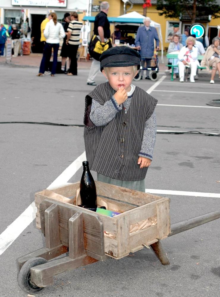En mycket ung Sille-Måns, Hampus Andersson 4 år vann tävlinhgen som bäst utklädd i kortegen. Foto från 2004. 