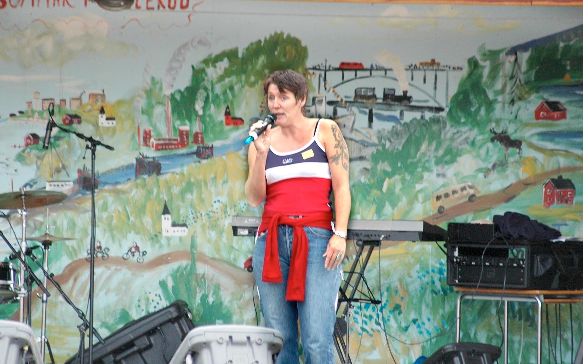 Bente Hjelm sjöng för publiken. Foto från 2004. 
