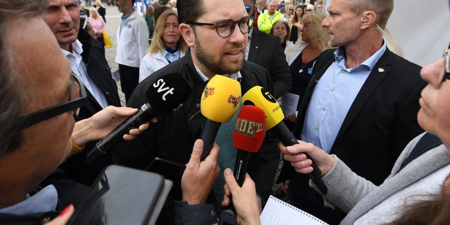Jimmie Åkesson (SD) förklarar att han har fortsatt förtroende för partiets toppnamn Peter Lundgren.