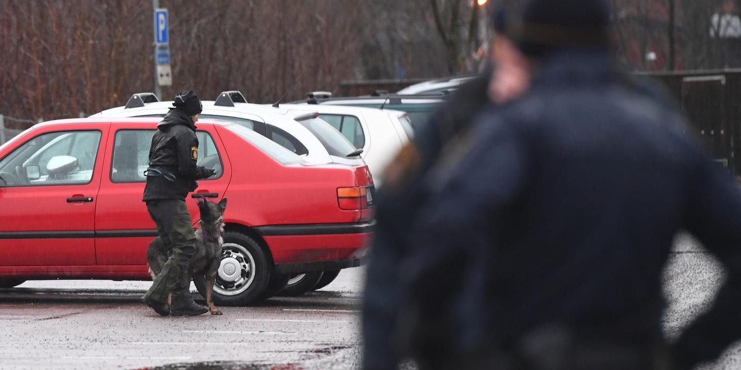 Polisen söker igenom parkeringsplatsen i närheten av polishuset i Uppsala efter explosionen. Arkivbild.