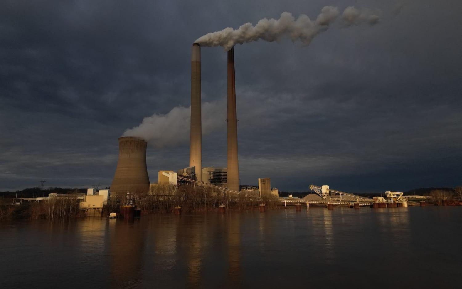 Kol är ett av de fossila bränslena som behöver fasas ut om den globala uppvärmningen ska hejdas. På bilden kolkraftverket Mountaineer i New Haven, West Virginia, i USA. 
