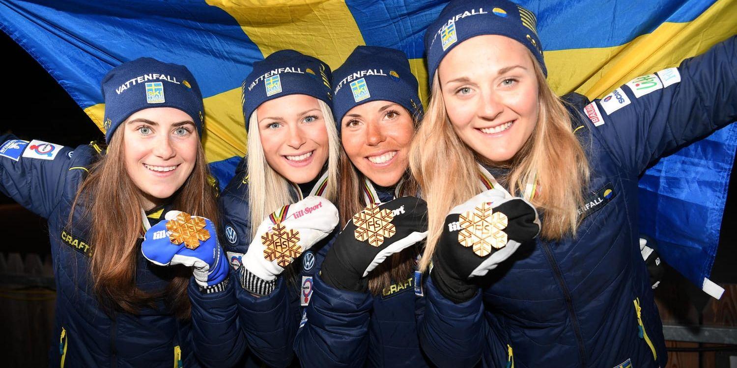 Ebba Andersson, Frida Karlsson, Charlotte Kalla och Stina Nilsson med guldmedaljerna efter stafettsegern.