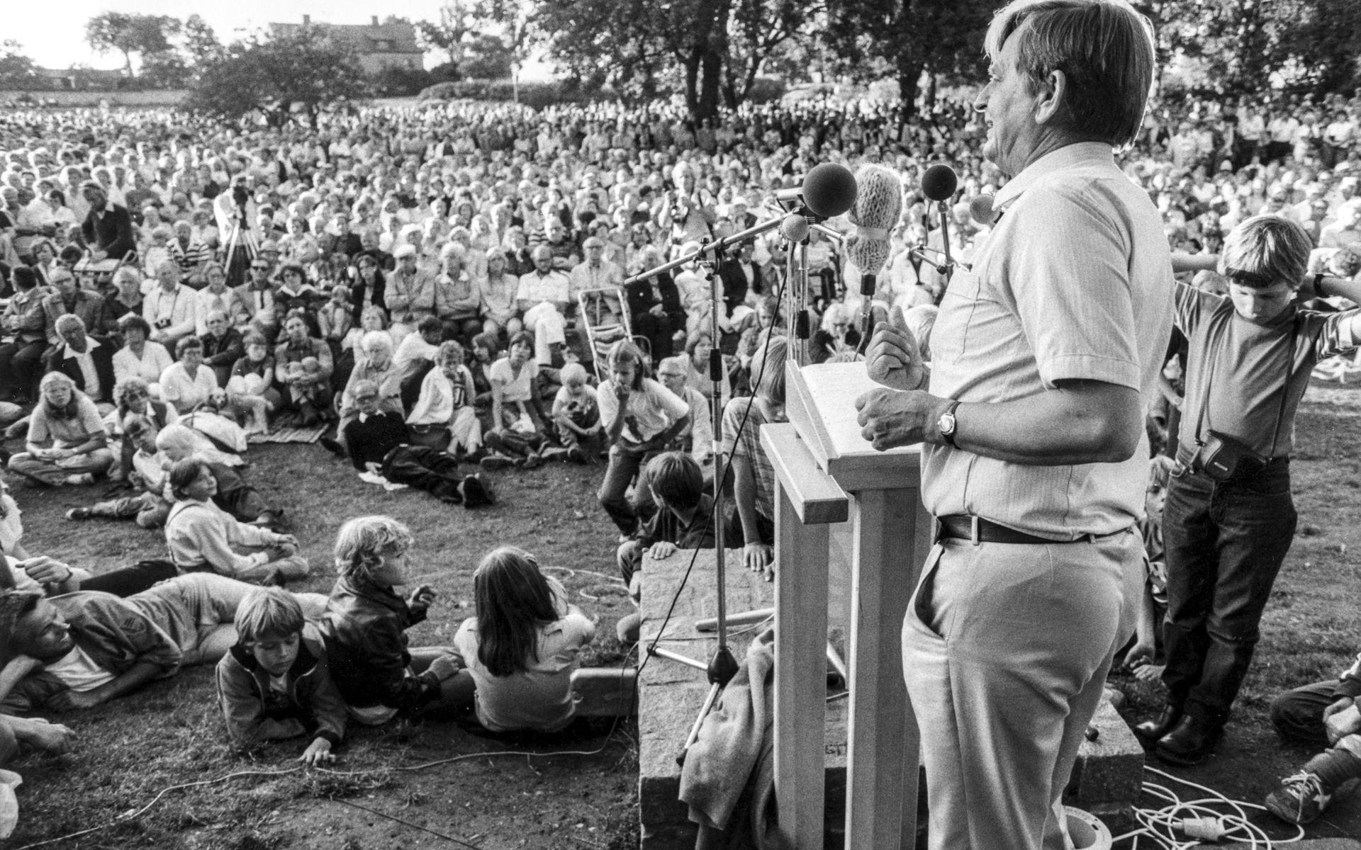 Socialdemokraternas partiledare Olof Palme vid talarstolen under sitt traditionsenliga sommartal i Almedalen, Visby, Gotland, 31:a juli 1981.