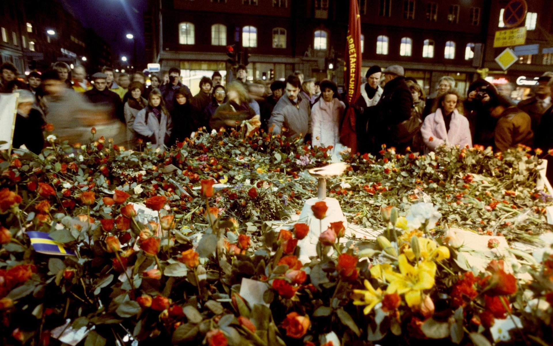Det dröjde inte länge innan mordplatsen, vid hörnet av Sveavägen och Tunnelgatan, fylldes med blommor för att hedra Sveriges statsminister Olof Palme.