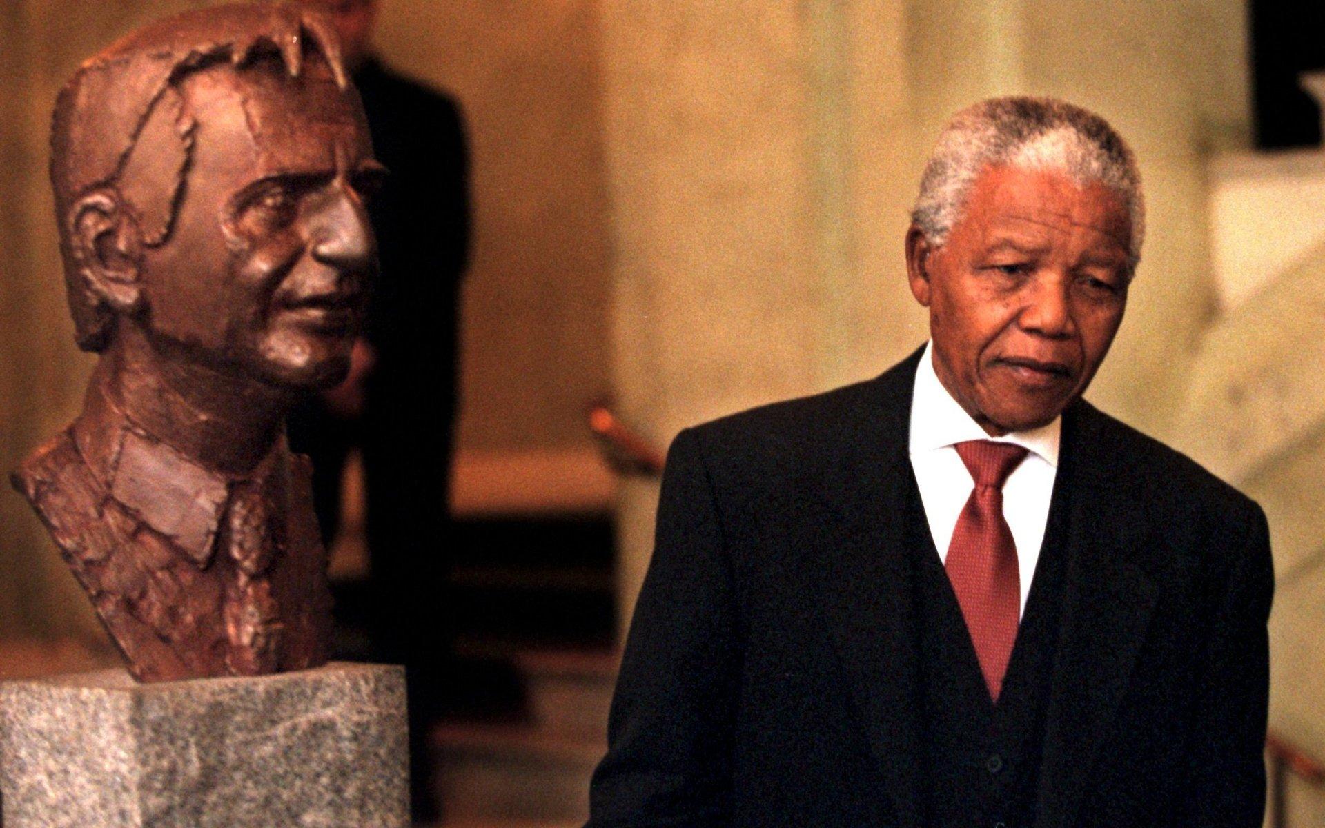 Sydafrikas president Nelson Mandela på statsbesök i Sverige. Här bredvid Olof Palmes byst i riksdagen. 