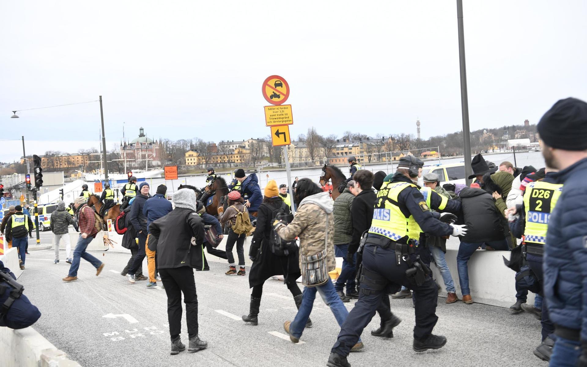 En anmälan om våldsamt upplopp upprättades efter tumult på Guldbron på Södermalm, och en person är gripen. 