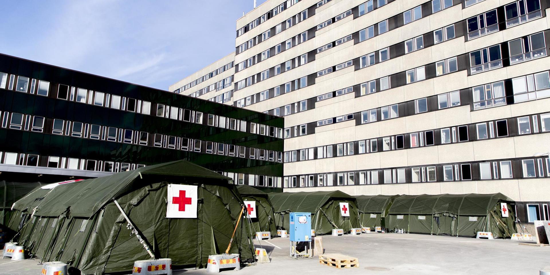 Sjukvårdstält har satts upp utanför Östra sjukhuset i Göteborg för att man ska kunna ta emot fler patienter i samband med coronapandemin. Bild från slutet av mars. 