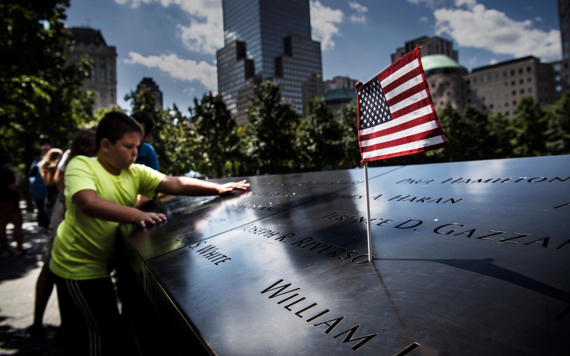 Under fredagen var det sista dagen som allmänheten släpptes fram till Ground Zero, innan området stängdes för lördagens minnesceremoni.