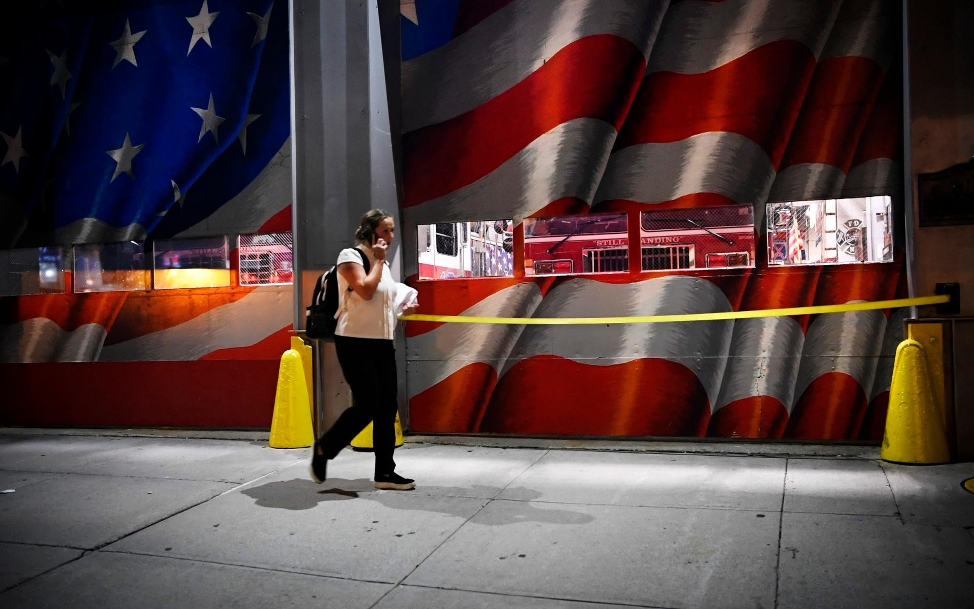 Vid Ground Zero ligger brandstationen Ten House. Sex av stationens brandmän miste livet när de försökte rädda liv under 11 september.