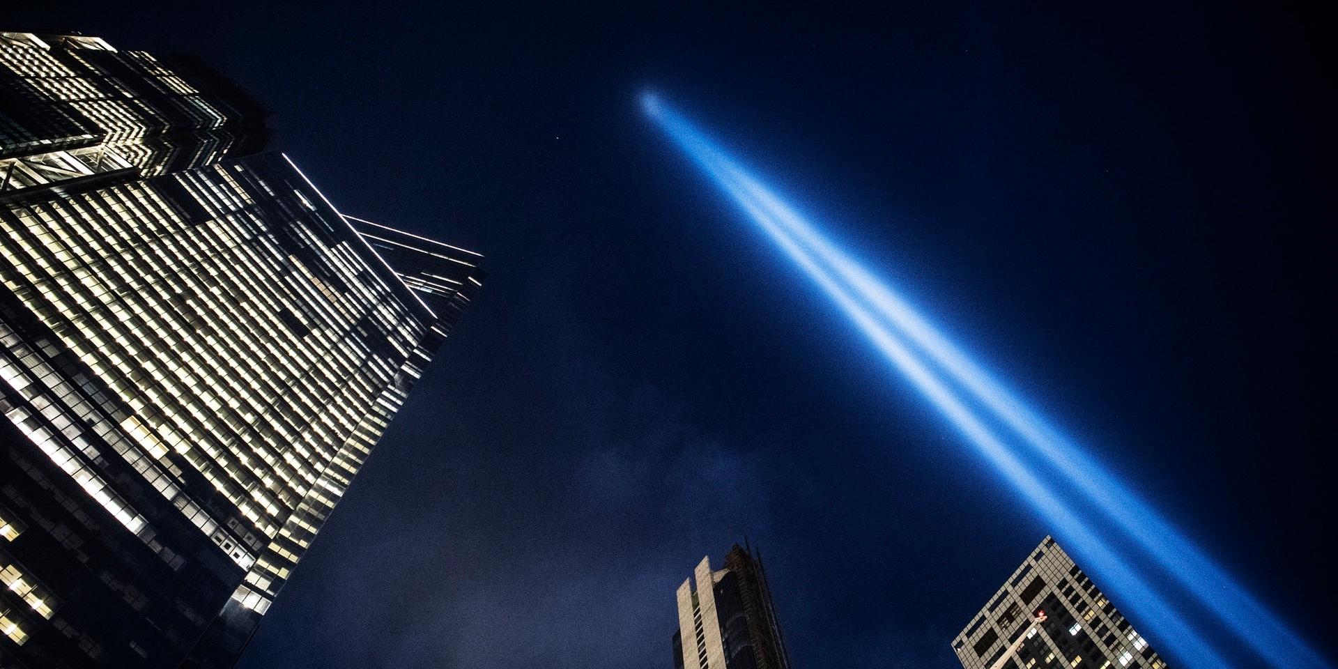 Vid Ground Zero lyser starka strålkastare upp himlen och markerar platsen där tornen stod.