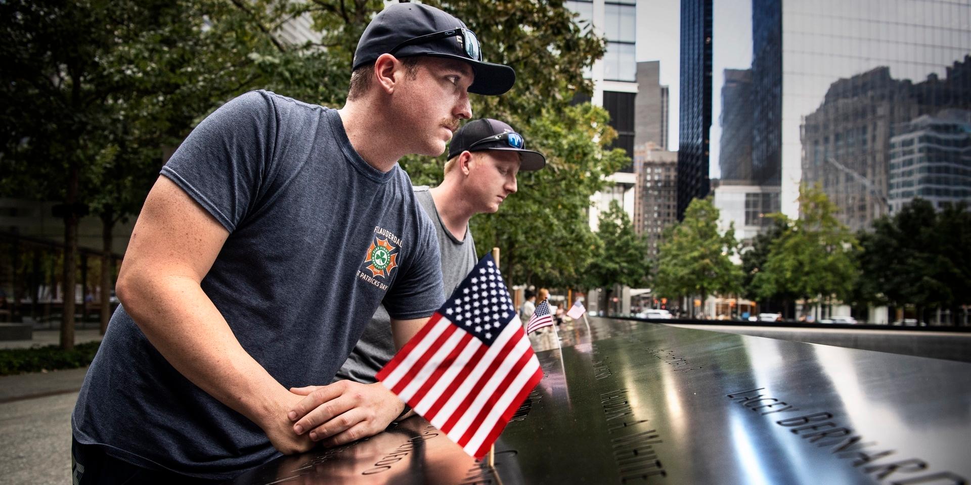 Tim Dunne och Kevin Johns Jr har kommit till minnesmonumentet vid Ground Zero för att hedra kollegorna som dog i attentaten.