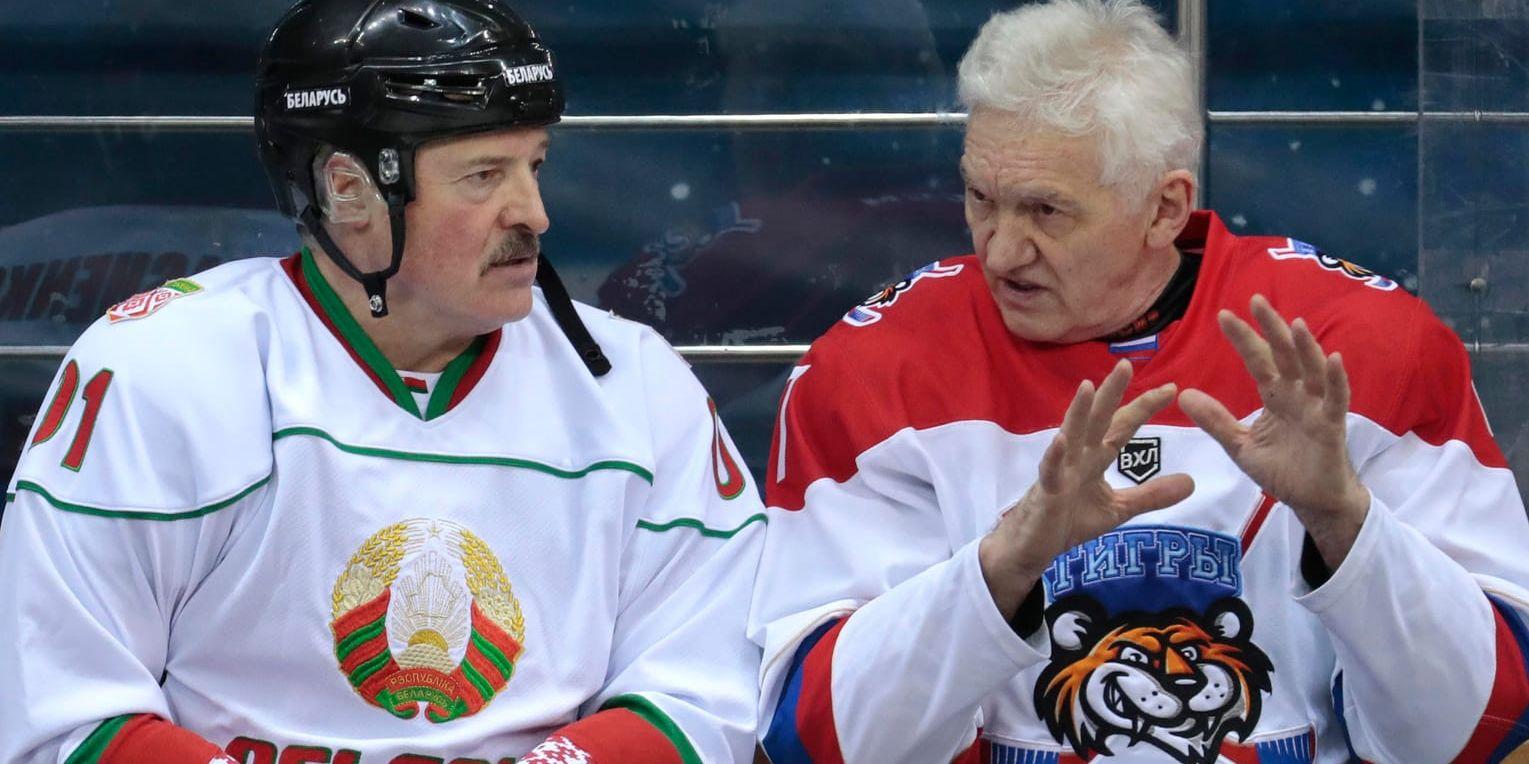 Vitrysslands president Aleksandr Lukasjenko (till vänster) under en ishockeymatch i Sotji tillsammans med ryske företagaren Gennadij Timtjenko. Arkivbild.