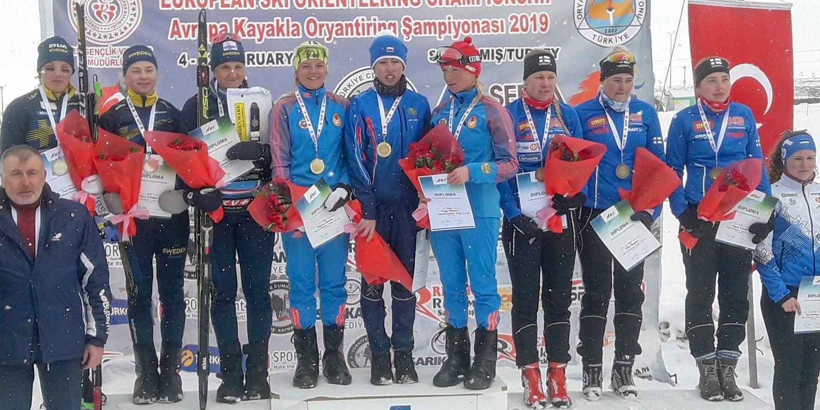 Sveriges stafettdamer ordnade silver och herrarna brons när EM i skidorientering avslutades.