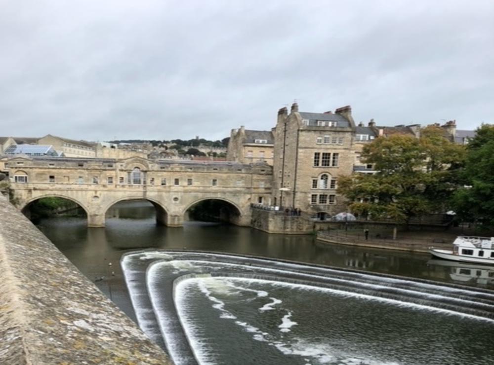 Madeleine Wahlström rekommenderar en semester i England! ”Pittoreska byar med historiska hus, vidunderliga vyer och Afternoon Tea”. På bilden syns staden Bath.