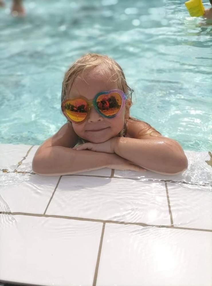 ”Vi spenderade vår semester varje dag på Älvhögsborg i Trollhättan. Här är en bild på min dotter Livia 5 år gammal som njuter i poolen.”, skriver Ronja Linchausen.