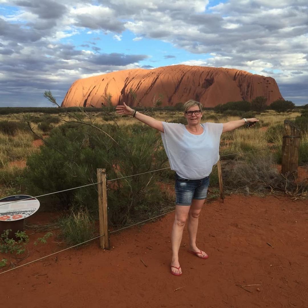 ”Otroligt mäktigt och vackert” skriver Tina Axelsson till sin bild vid Ayers rock i Australien.