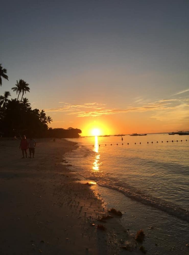 Här är Alona beach på Filippinerna. Catrin Gustavsson har delat med sig av den här fina solnedgången.