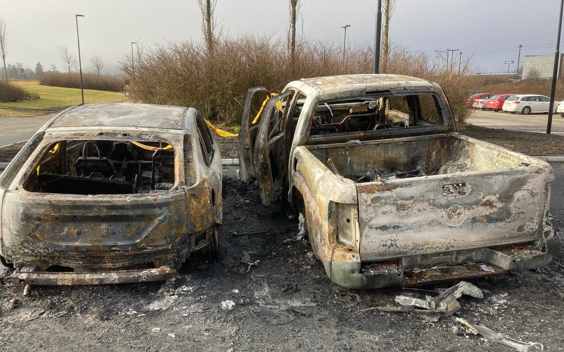 Bilarna totalförstördes i branden.